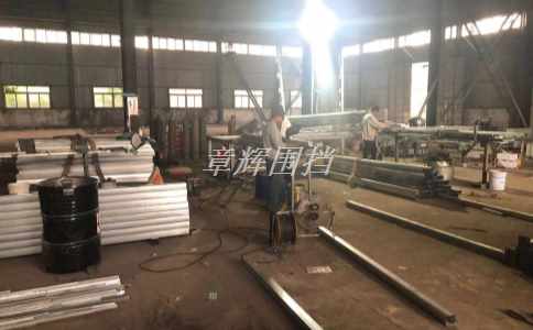 簡(jiǎn)易圍擋的結(jié)構(gòu)和構(gòu)造方式如何考慮，以確保穩(wěn)定性和安全性？